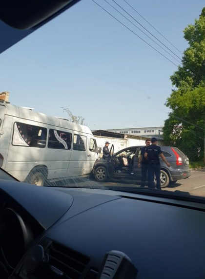 Accident grav in capitala. Un microbuz si un autoturism s-au ciocnit violent. Trei persoane - la spital - GALERIE FOTO