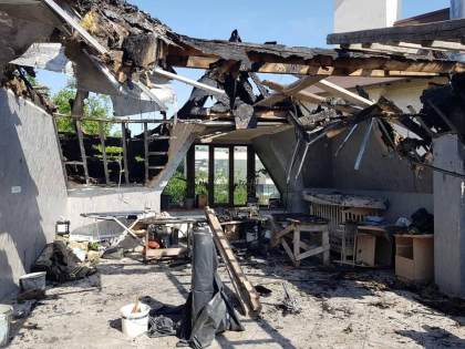 Dupa incendiul de ieri, in care a ars Centrul Social ce activa pe langa Biserica din Dumbrava, Mitropolia cheama oamenii sa contribuie la reparatia acestuia - GALERIE FOTO Dupa incendiul de ieri, in care a ars Centrul Social ce activa pe langa Biserica din Dumbrava, Mitropolia cheama oamenii sa contribuie la reparatia acestuia - GALERIE FOTO