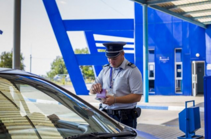 O moldoveanca a incercat sa intre in tara cu un permis de conducere fals. Acum tanara risca pana la doi ani de inchisoare