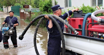 Ploile puternice de ieri au facut ravagii in unele localitati. Vantul puternic a deteriorat acoperisul unei scoli si a unei fabrici, iar mai multe gospodarii au fost inundate