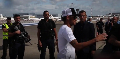 Oficialii clubului de fotbal Paris Saint-Germain pot rasufla usurati. Neymar revine la Paris dupa ce a stat in izolare in tara sa natala, Brazilia Oficialii clubului de fotbal Paris Saint-Germain pot rasufla usurati. Neymar revine la Paris dupa ce a stat in izolare in tara sa natala, Brazilia