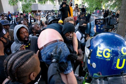 ”Black Lives Matter”, imaginile zilei. Un protestatar de culoare salveaza un extremist alb