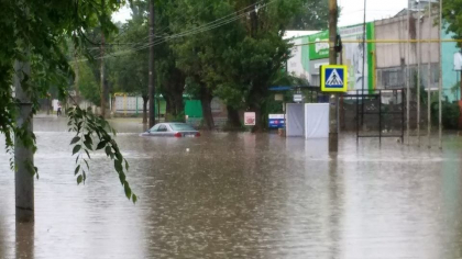 O masina, inundata aproape complet pe strada Uzinelor din capitala - FOTO O masina, inundata aproape complet pe strada Uzinelor din capitala - FOTO