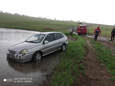 Un barbat a murit inecat dupa ce a intrat cu masina intr-un lac din Cimislia. Ce spun salvatorii - GALERIE FOTO