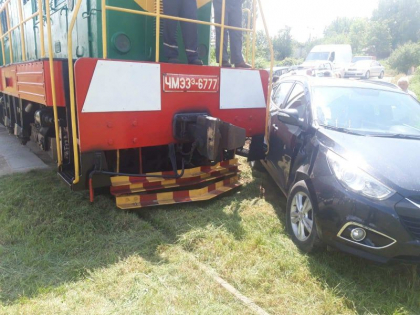 Accident la Straseni. Un tren marfar a lovit un autoturism - FOTO