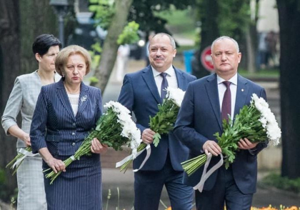 Se implinesc 131 de ani de la trecerea in nefiinta a marelui poetului Mihai Eminescu. Igor Dodon si Zinaida Greceanii au depus flori - GALERIE FOTO