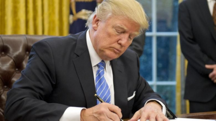 Donald Trump a semnat un decret care interzice metoda controversata de imobilizare a suspectilor prin strangulare Donald Trump a semnat un decret care interzice metoda controversata de imobilizare a suspectilor prin strangulare