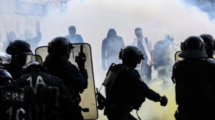 Un protest al cadrelor medicale a degenerat in adevarate lupte de strada la Paris - VIDEO