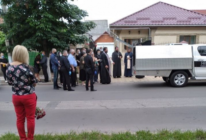 Politistul care s-a stins din cauza coronavirusului - petrecut pe ultimul drum - FOTO Politistul care s-a stins din cauza coronavirusului - petrecut pe ultimul drum - FOTO