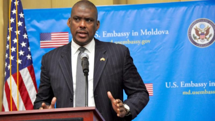 "Chiar si in timpul pandemiei trebuie sa fim atenti si la sanatatea democratiei Republicii Moldova". O spune ambasadorul SUA in RM, Dereck J.Hogan