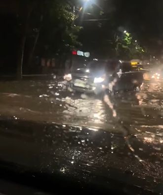 Ploile abundente din noaptea trecuta au inundat strazile capitalei - VIDEO Ploile abundente din noaptea trecuta au inundat strazile capitalei - VIDEO