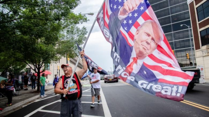 Sustinatorii lui Donald Trump stau la coada pentru a participa la mitingul presedintelui. Sase membri ai staff-ului, infectati cu COVID
Sustinatorii lui Donald Trump stau la coada pentru a participa la mitingul presedintelui. Sase membri ai staff-ului, infectati cu COVID