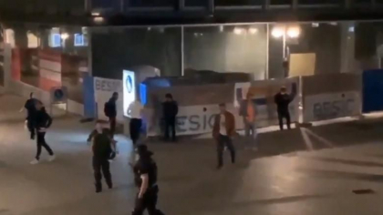 Mai multe magazine si masini de politie vandalizate in Germania. Peste 200 de politisti au trebuit sa intervina Mai multe magazine si masini de politie vandalizate in Germania. Peste 200 de politisti au trebuit sa intervina