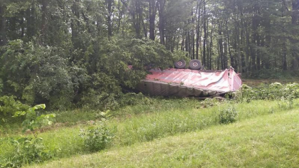 Accident pe soseaua Chisinau-Leuseni. Un tir a derapat de pe sosea si s-a rasturnat, doborand cativa copaci de pe marginea drumului - FOTO