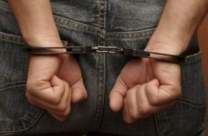 Tanar condamnat la 10 ani de inchisoare pentru ca vindea droguri - retinut de oamenii legii - VIDEO Tanar condamnat la 10 ani de inchisoare pentru ca vindea droguri - retinut de oamenii legii - VIDEO
