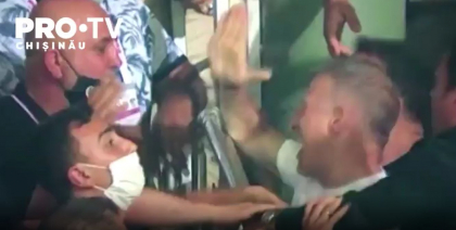 Scene incredibile intr-un meci de fotbal al campionatul Turciei. Presedintele unui club a intrat pe teren pentru a-i lovi pe fotbalistii adversi