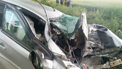 Accident tragic la Edinet. Un barbat a murit dupa ce masina pe care o conducea s-a izbit puternic intr-un copac. Automobilul - distrus in totalitate - FOTO