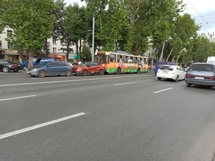 Accident in lant cu implicarea unui troleibuz, in capitala - GALERIE FOTO Accident in lant cu implicarea unui troleibuz, in capitala - GALERIE FOTO