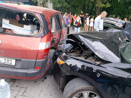 Accident grav in capitala. Mai multe masini au fost avariate - VIDEO/FOTO Accident grav in capitala. Mai multe masini au fost avariate - VIDEO/FOTO