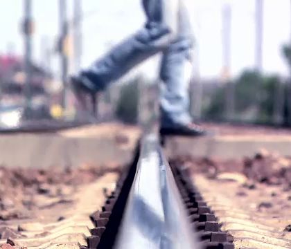 Un barbat a fost transportat de urgenta la spital, dupa ce a fost lovit de un tren marfar la Balti