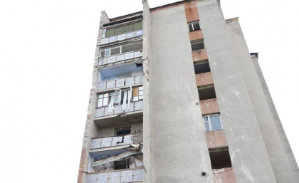 Viata locuitorilor din Otaci, in pericol. Inca un bloc de locuit risca sa se prabuseasca - VIDEO Viata locuitorilor din Otaci, in pericol. Inca un bloc de locuit risca sa se prabuseasca - VIDEO