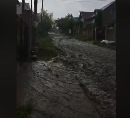 Ploile puternice au transformat strazile in rauri, la Cricova - VIDEO