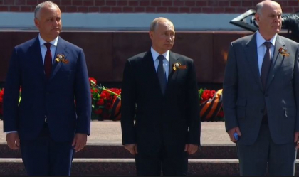 Dimineata nu a inceput cu cafea, ci cu sampanie pentru seful statului. Cum a fost surprins Igor Dodon la parada militara din Rusia - FOTO
