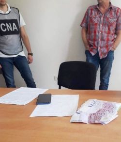 Administratorul unui bloc de locuit - retinut de CNA: a luat mita in valoarea unui apartament
Administratorul unui bloc de locuit - retinut de CNA: a luat mita in valoarea unui apartament