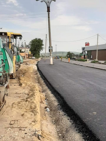 Au asfaltat drumul in jurul unor stalpi. De unde vin imaginile ce starnesc nemultumirea localnicilor - FOTO