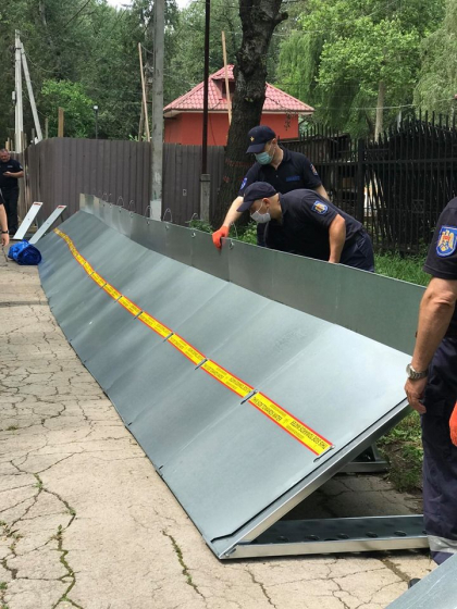 Un dig de protectie a fost instalat de-a lungul raului Nistru, la Vadul lui Voda - GALERIE FOTO Un dig de protectie a fost instalat de-a lungul raului Nistru, la Vadul lui Voda - GALERIE FOTO