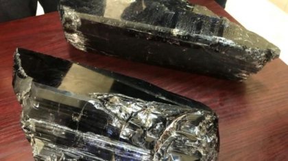 Un miner sarac a incasat 3,35 milioane de dolari dupa ce a descoperit cele mai mari exemplare dintr-o piatra pretioasa rara