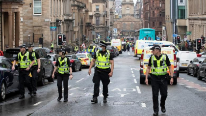 Atac cu cutitul intr-un hotel din Glasgow. Atacatorul a fost impuscat, mai multe victime duse la spital Atac cu cutitul intr-un hotel din Glasgow. Atacatorul a fost impuscat, mai multe victime duse la spital