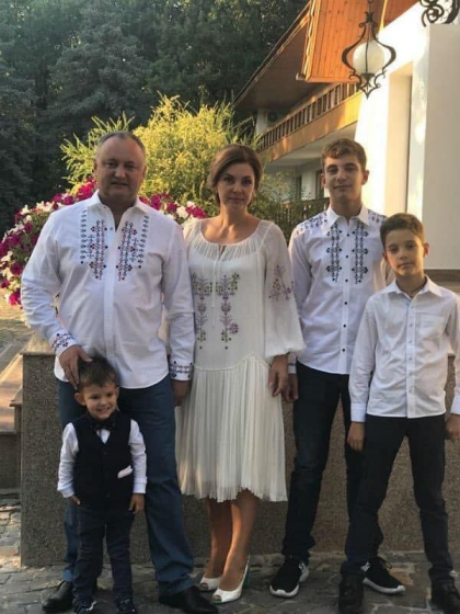Familia prezidentiala aduce un omagiu portului popular