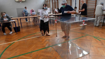 Polonezii, asteptati astazi la urne pentru a-si alege presedintele. Votul a fost intarziat din cauza pandemiei Polonezii, asteptati astazi la urne pentru a-si alege presedintele. Votul a fost intarziat din cauza pandemiei