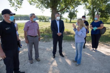 Ion Chicu a mers in satul Telita, Anenii Noi, dupa ce apa din raul Nistru a crescut cu 3 metri si a inundat gradini, terenuri agricole si stadionul - GALERIE FOTO