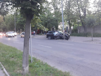 Cursa intre soferi, pe o strada din capitala? Un Porsche a fost facut zob, dupa ce a ajuns intr-un pilon. Ce spune politia - FOTO