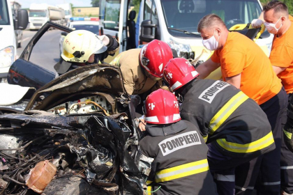 Accident grav la Balti. Un sofer, prins intre fiarele automobilului pe care il conducea dupa ce s-a ciocnit frontal cu o autocisterna - GALERIE FOTO