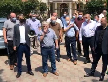 Socialistii au protestat in fata clinicii care-i apartine lui Stefan Gatcan si au cerut sa-si depuna mandatul de deputat - VIDEO