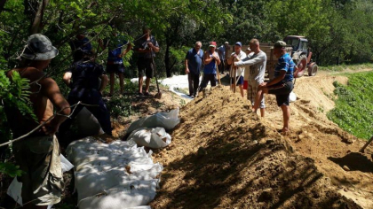 Actiunile de prevenire a riscului de inundatii - continua. Au fost consolidate mai multe baraje de protectie