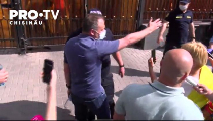 Cebotari cu Candu s-a luat la bataie cu politistii, in fata Presedintiei - VIDEO Cebotari cu Candu s-a luat la bataie cu politistii, in fata Presedintiei - VIDEO