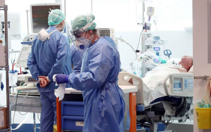 30 de persoane infectate cu COVID - 19 sunt conectate la aparatul de respiratie artificiala. Care este starea celorlati pacienti