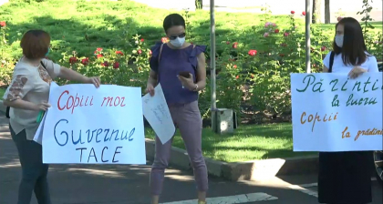 Protest in fata Guvernului. Mai multi parinti cer redeschiderea gradinitelor - GALERIE FOTO