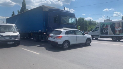 Un camion a intrat intr-o masina pe o strada din capitala. Ce spune politia - FOTO