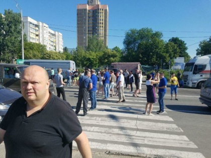 Zeci de locuitori ai orasului Rabnita au blocat circulatia masinilor pe podul de peste Nistru. Oamenii sunt revolatati pentru ca nu li se permite sa mearga la lucru