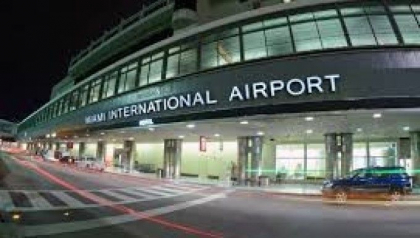 Incident socant la aeroport. O femeie, lovita cu pumnul in fata de un politist - VIDEO Incident socant la aeroport. O femeie, lovita cu pumnul in fata de un politist - VIDEO