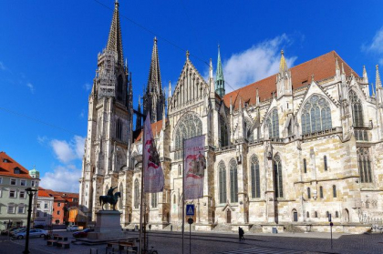 Un tanar a cazut de pe catedrala din Regensburg, in timp ce isi facea selfie-uri Un tanar a cazut de pe catedrala din Regensburg, in timp ce isi facea selfie-uri