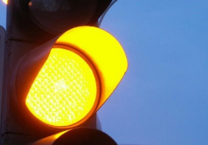 Patru ani de inchisoare pentru soferul care a mers la culoarea galbena a semaforului si a lovit mortal o femeie pe trotuar