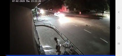 Momentul in care un tanar incearca sa sparga geamul unei frizerii din Orhei, iar politia trece pe langa el si isi continua drumul. IGP a pornit o ancheta de serviciu. Ce spun oamenii legii - VIDEO