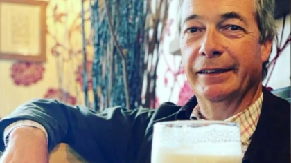 Nigel Farage s-a fotografiat cu halba de bere in mana intr-un pub si a fost reclamat la politie