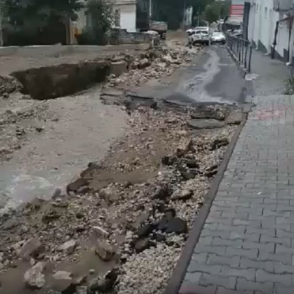 Ploaia a spalat intreg asfaltul de pe o strada din capitala, lasand in urma sa gropi adanci - VIDEO Ploaia a spalat intreg asfaltul de pe o strada din capitala, lasand in urma sa gropi adanci - VIDEO